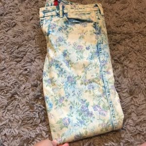 NWOT Floral skinny jeans w zipper detail at ankle